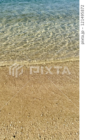 沖縄本島のビーチの波打ち際 綺麗な海 沖縄本島のビーチの波打ち際 綺麗な海 121495872
