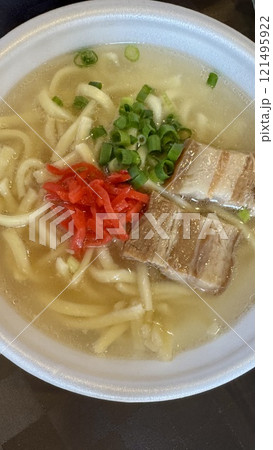 使い捨て容器に入っている屋台の三枚肉の沖縄そば 121495922