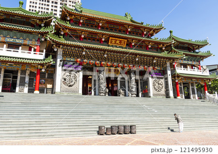 Building view of the Sunfong (Sanfeng) Temple in Kaohsiung, Taiwan, enshrined to the Neza (also known as Marshal of the Central Altar). 121495930
