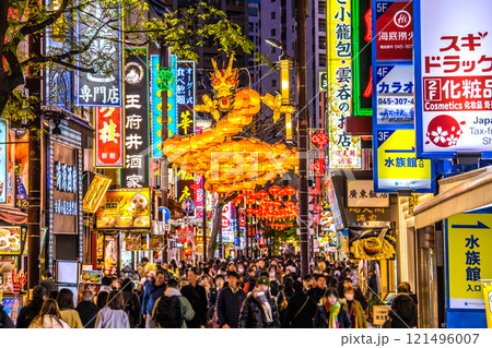 日本の横浜都市景観 2025春節燈花。外国人観光客で賑わう夜の中華街大通りや龍を望む…新時代へ 日本の横浜都市景観 2025春節燈花。外国人観光客で賑わう夜の中華街大通りや龍を望む…新時代へ 121496007
