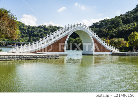 Beautiful Jindai Bridge and lakeside landscape in Taipei Dahu Park, Taiwan. 121496150