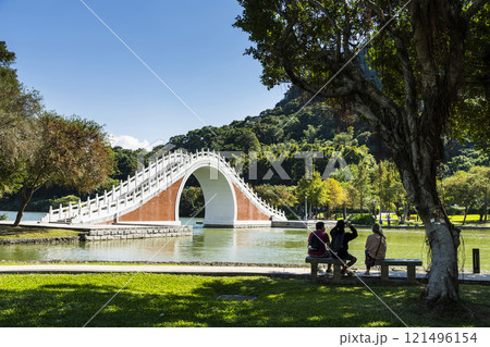 Beautiful Jindai Bridge and lakeside landscape in Taipei Dahu Park, Taiwan. 121496154