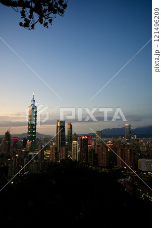 都市の風景・夕景「象山から台北市街地を臨む」 121496209