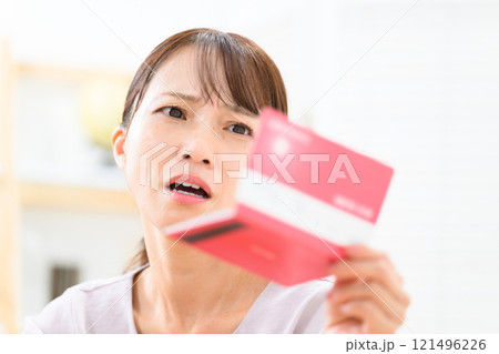 女性 ミドル 通帳 悩む 女性 ミドル 通帳 悩む 121496226