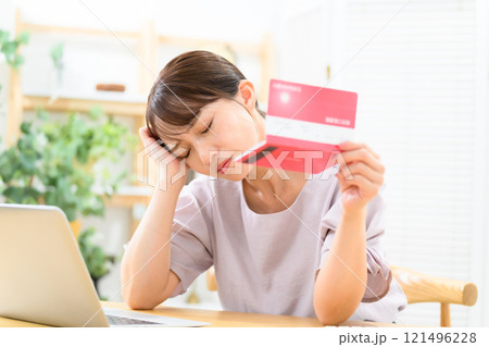 女性　ミドル　通帳　悩む 121496228