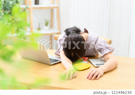 女性　ミドル　通帳　悩む 121496230