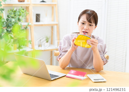 女性 ミドル 通帳 悩む 女性 ミドル 通帳 悩む 121496231