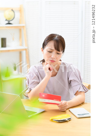 女性　ミドル　通帳　悩む 121496232