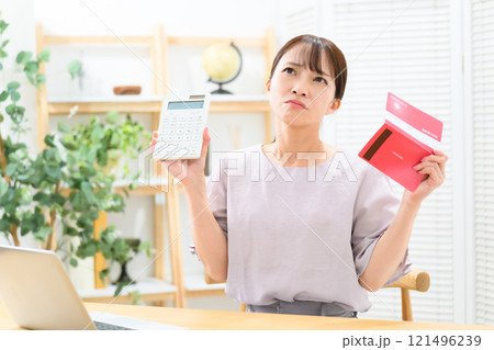 女性　ミドル　通帳　悩む 121496239