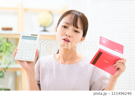 女性　ミドル　通帳　悩む 121496240