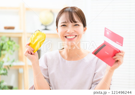 財布と通帳を持って喜ぶミドル女性 121496244