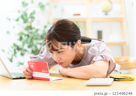 女性　ミドル　通帳　悩む 121496246