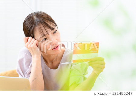 女性　ミドル　通帳　悩む 121496247