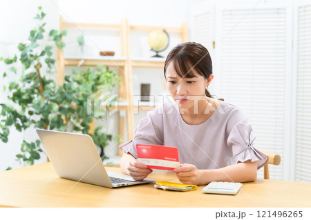 ミドル 女性 通帳 悩む ミドル 女性 通帳 悩む 121496265