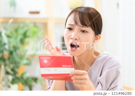 ミドル　女性　通帳　悩む 121496280