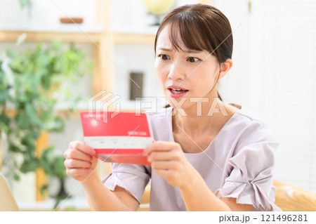 ミドル 女性 通帳 悩む ミドル 女性 通帳 悩む 121496281