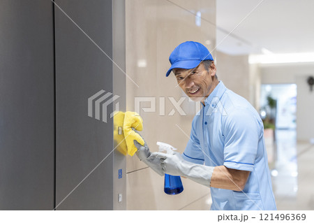 ビル清掃 イメージ カメラ目線のシニアのクリーニングスタッフ ビル清掃 イメージ カメラ目線のシニアのクリーニングスタッフ 121496369