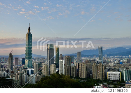 都市の風景・夕景「象山から台北市街地を臨む」 121496396