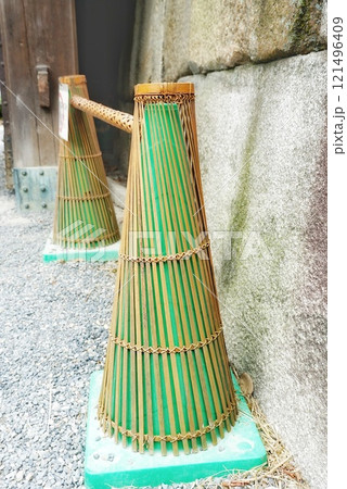 景色にとけ込む装飾したカラーコーン 121496409