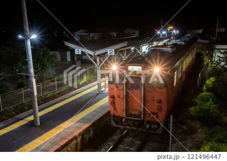 【高徳線】夜の徳島行き普通列車 【高徳線】夜の徳島行き普通列車 121496447