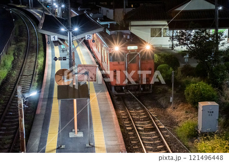 【高徳線】夜の徳島行き普通列車 【高徳線】夜の徳島行き普通列車 121496448