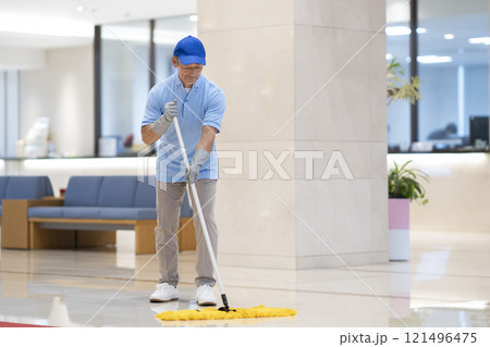 ビル清掃イメージ モップで床を拭くシニアの男性クリーニングスタッフ ビル清掃イメージ モップで床を拭くシニアの男性クリーニングスタッフ 121496475