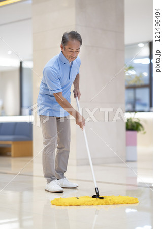 ビル清掃イメージ モップで床を拭く60代の男性 ビル清掃イメージ モップで床を拭く60代の男性 121496494