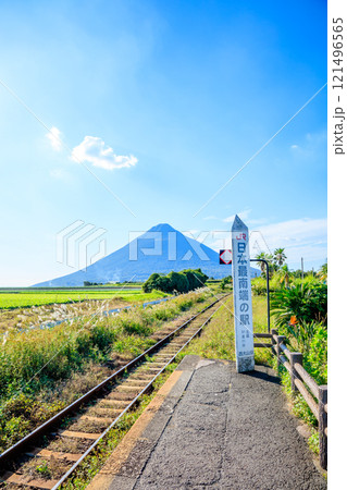 秋の西大山駅と開聞岳 鹿児島県指宿市 秋の西大山駅と開聞岳 鹿児島県指宿市 121496565
