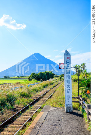 秋の西大山駅と開聞岳 鹿児島県指宿市 秋の西大山駅と開聞岳 鹿児島県指宿市 121496566