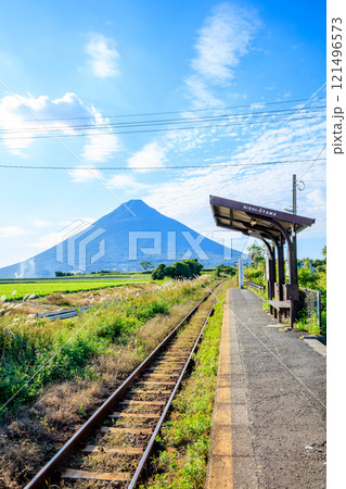 秋の西大山駅と開聞岳 鹿児島県指宿市 秋の西大山駅と開聞岳 鹿児島県指宿市 121496573