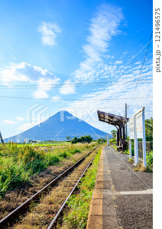 秋の西大山駅と開聞岳　鹿児島県指宿市 121496575