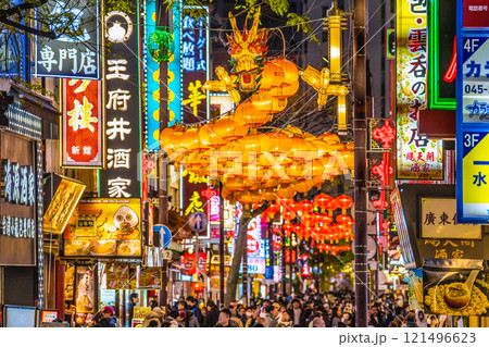 日本の横浜都市景観 2025春節燈花。観光客で賑わう夜の中華街大通りや龍を望む…新時代へ 121496623