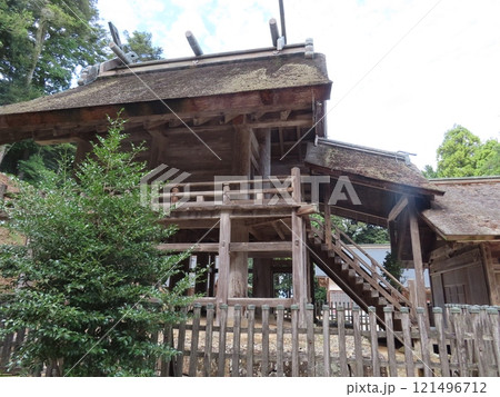 本殿は現存する日本最古の大社造りで国宝の島根松江大庭町にある神魂神社、かもすじんじゃ、拝殿本殿 121496712