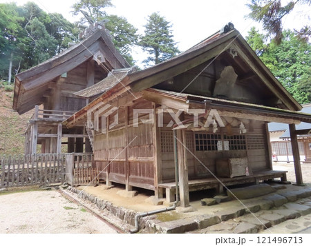 本殿は現存する日本最古の大社造りで国宝の島根松江大庭町にある神魂神社、かもすじんじゃ、拝殿本殿 本殿は現存する日本最古の大社造りで国宝の島根松江大庭町にある神魂神社、かもすじんじゃ、拝殿本殿 121496713