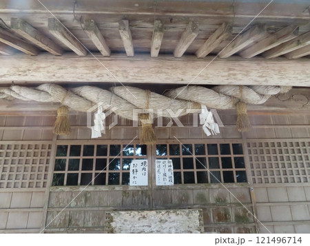 本殿は現存する日本最古の大社造りで国宝の島根松江大庭町にある神魂神社、かもすじんじゃの拝殿上部 本殿は現存する日本最古の大社造りで国宝の島根松江大庭町にある神魂神社、かもすじんじゃの拝殿上部 121496714