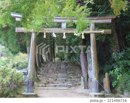 本殿は現存する日本最古の大社造りで国宝の島根松江大庭町にある神魂神社、かもすじんじゃ 本殿は現存する日本最古の大社造りで国宝の島根松江大庭町にある神魂神社、かもすじんじゃ 121496716