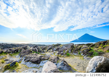 秋の長崎鼻から見た開聞岳　鹿児島県指宿市 121496752