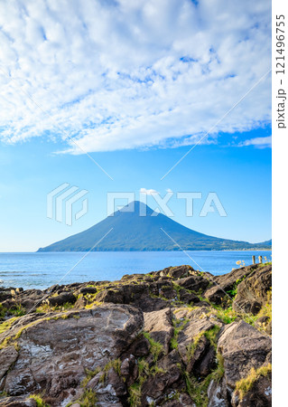 秋の長崎鼻から見た開聞岳　鹿児島県指宿市 121496755