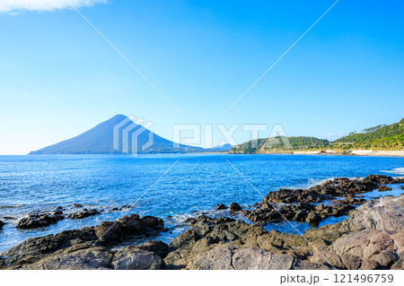 秋の長崎鼻から見た開聞岳 鹿児島県指宿市 秋の長崎鼻から見た開聞岳 鹿児島県指宿市 121496759