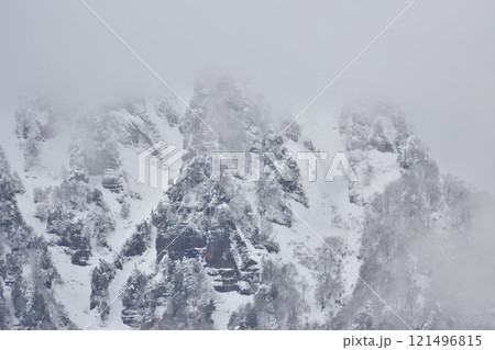 雪山の山肌 121496815