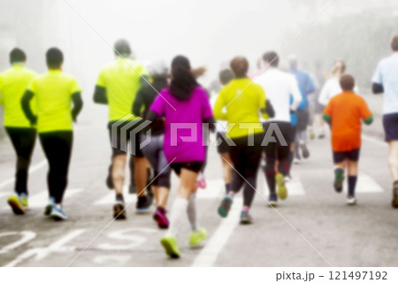 霧に包まれた北イタリアのシティーマラソン マラソン大会 ランナー カラフル  霧に包まれた北イタリアのシティーマラソン マラソン大会 ランナー カラフル  121497192