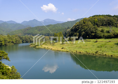 牧場と吉野川の流れ 牧場と吉野川の流れ 121497193