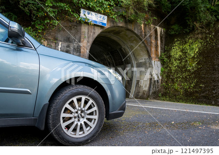 【国道193号】雲早トンネルの前で止まる車 【国道193号】雲早トンネルの前で止まる車 121497395