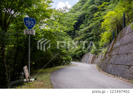 【国道193号】渓谷沿いを走行する国道 【国道193号】渓谷沿いを走行する国道 121497402