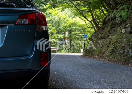 【国道193号】渓谷沿いを走行する国道と車 121497403