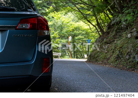 【国道193号】渓谷沿いを走行する国道と車 121497404