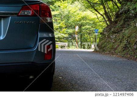 【国道193号】渓谷沿いを走行する国道と車 121497406