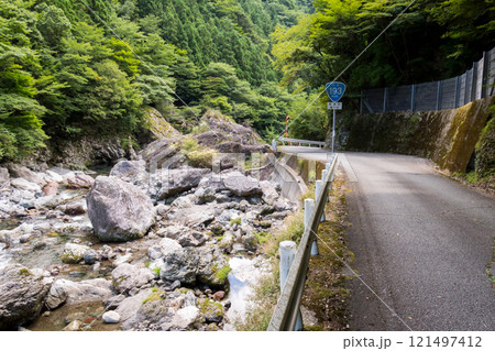 【国道193号】渓谷沿いを走行する国道 121497412
