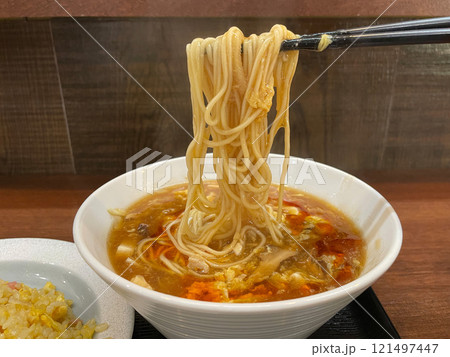 酸辣湯麺 スーラータンメン 酸っぱ辛い中華スープ麺 酸辣湯麺 スーラータンメン 酸っぱ辛い中華スープ麺 121497447