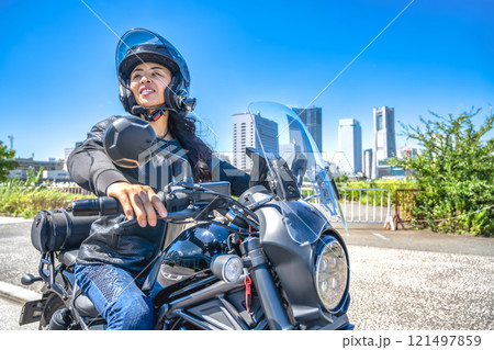 クルーザーバイクで横浜ツーリングをする女性ライダー 121497859